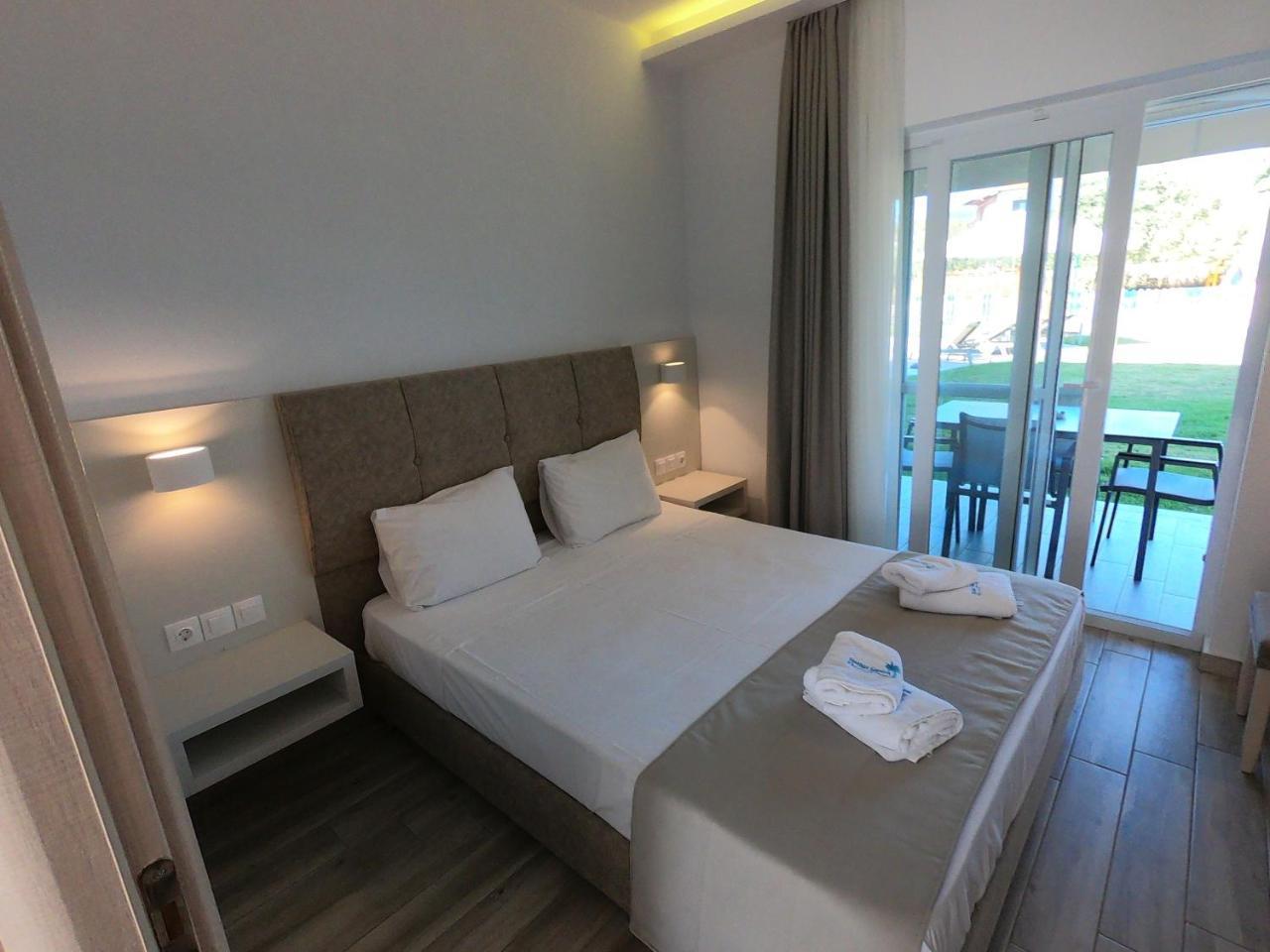 Finikas Garden Beach Resort Nikiti Eksteriør billede
